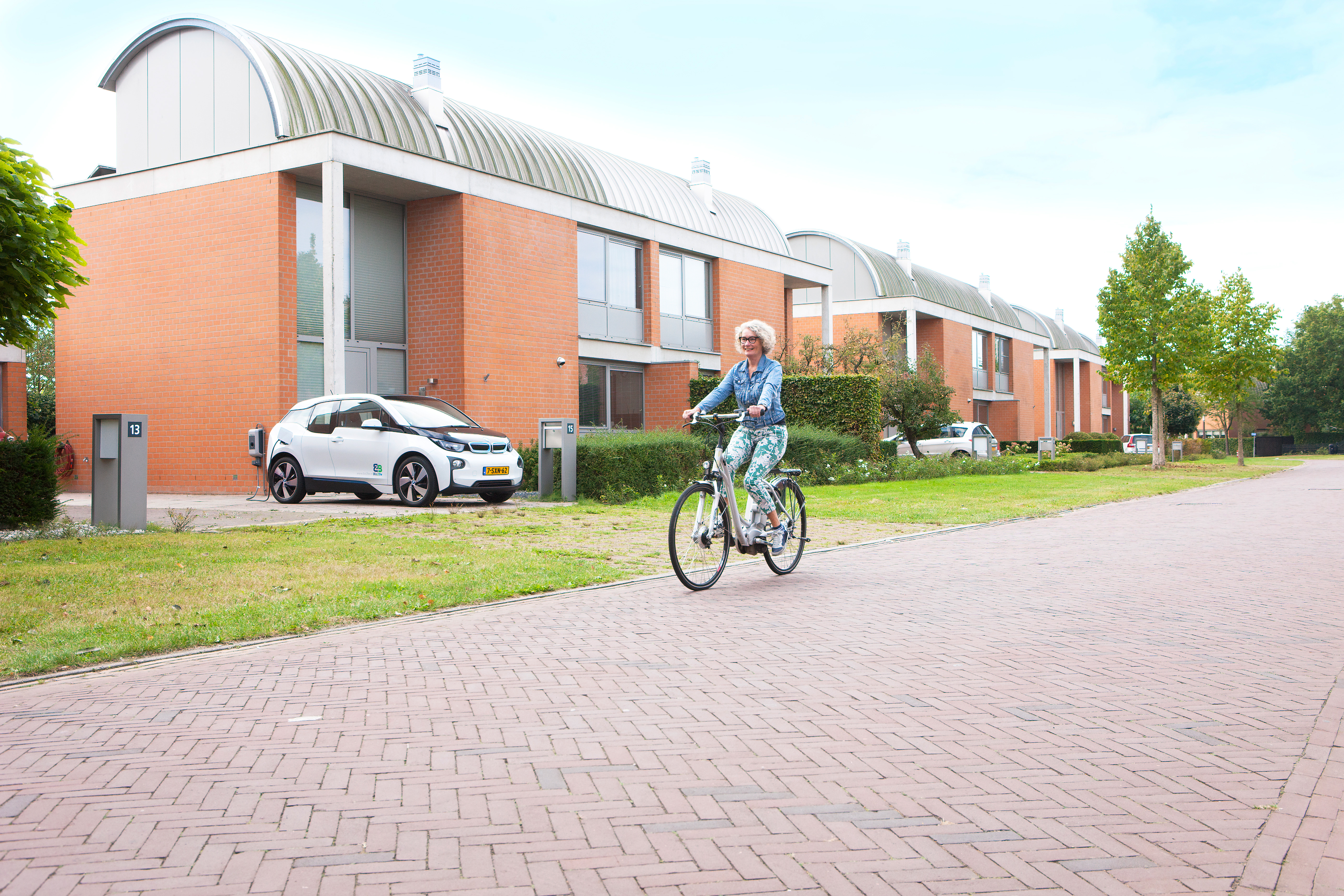 Huizenblok met elektrische auto