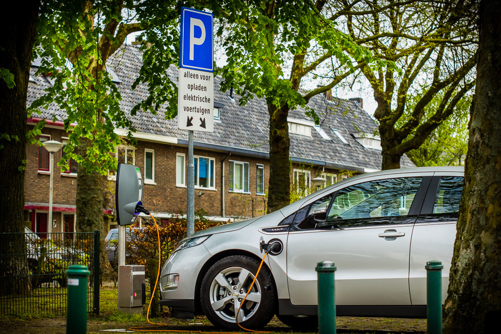Auto aan laadpaal