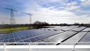 Zonnepark en hoogspanningsmasten