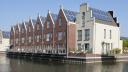 Huizen met zonnepanelen aan het water