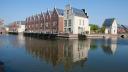 Huizenblok met zonnepanelen aan het water
