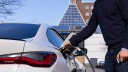 Persoon laadt auto op locatie