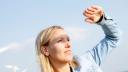 Vrouw-met-windmolens-op-achtergrond-1509