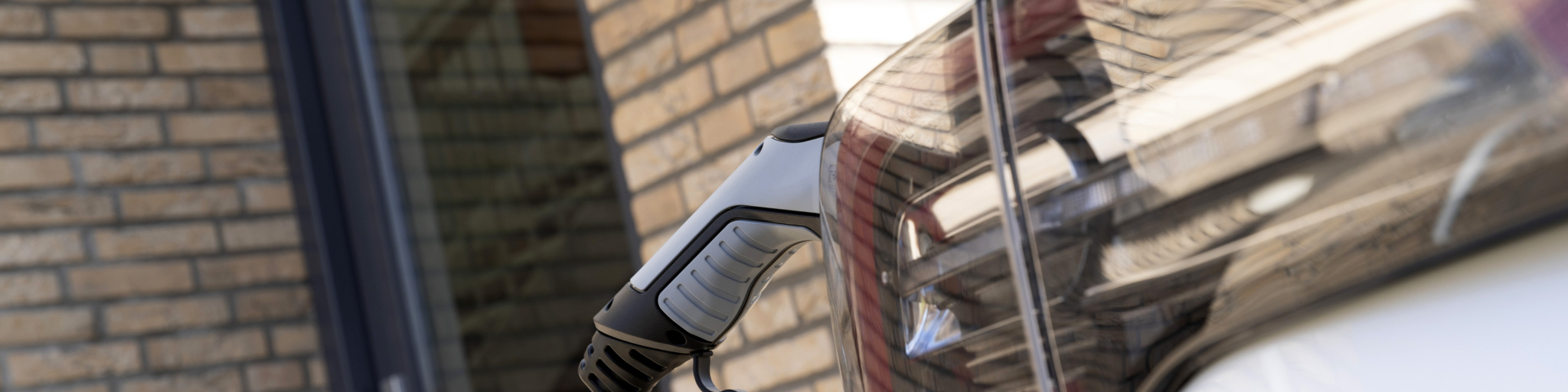 Auto wordt thuis opgeladen