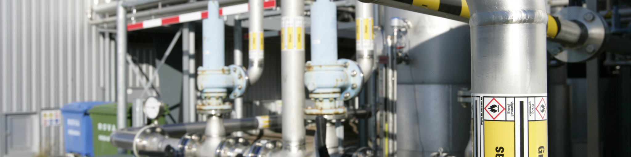 Buizen waar groen gas doorheen loopt